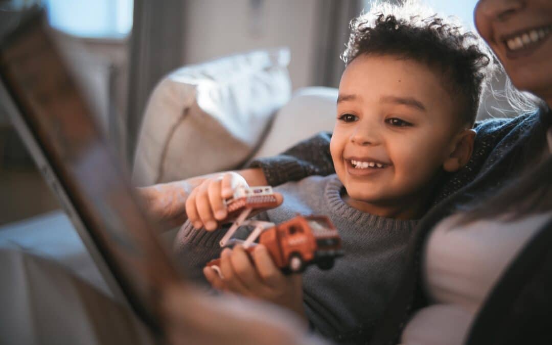 image of a kid with mom to illustrate the blog Kickstart your child's bilingual learning